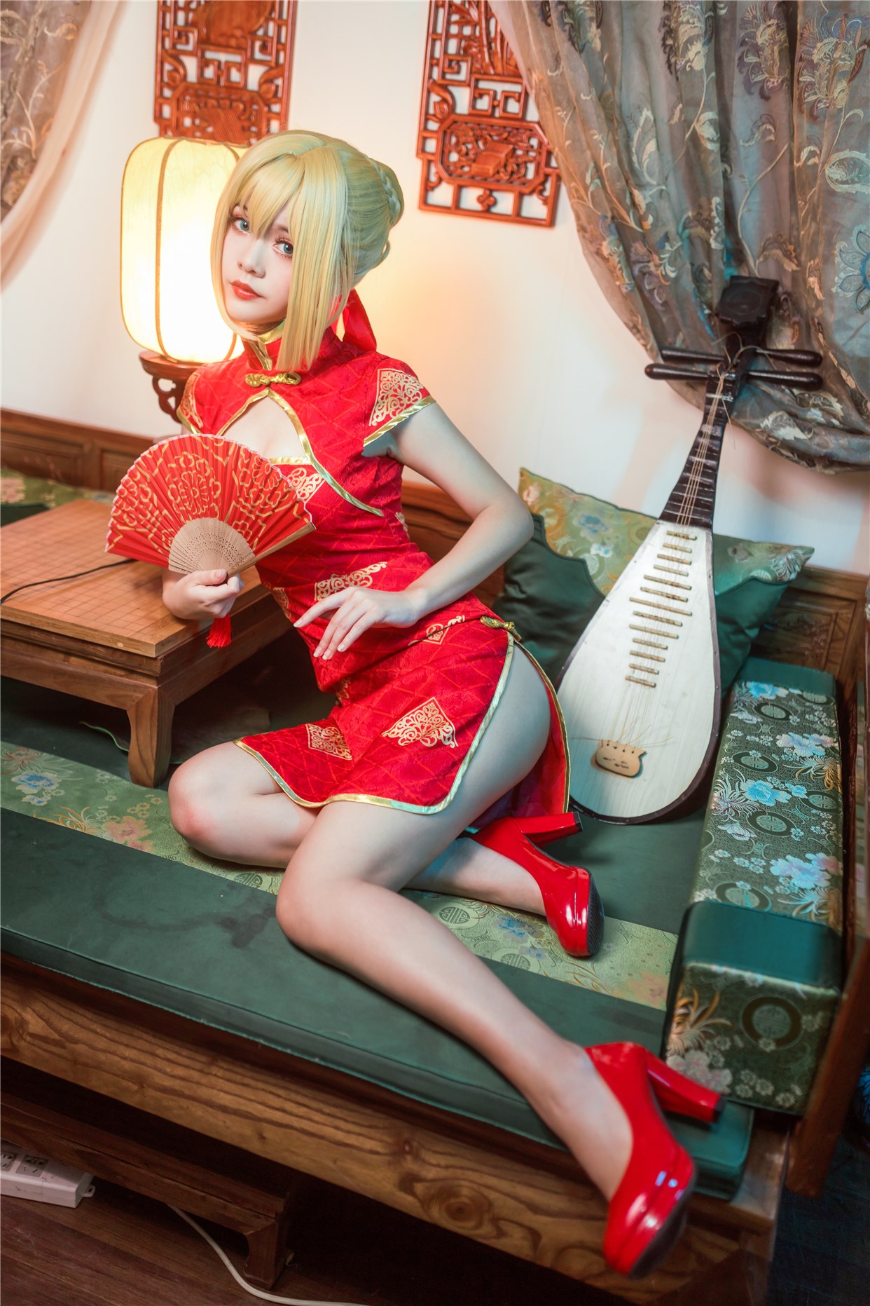 Rabbit playing with sister Ying and red cheongsam(42)